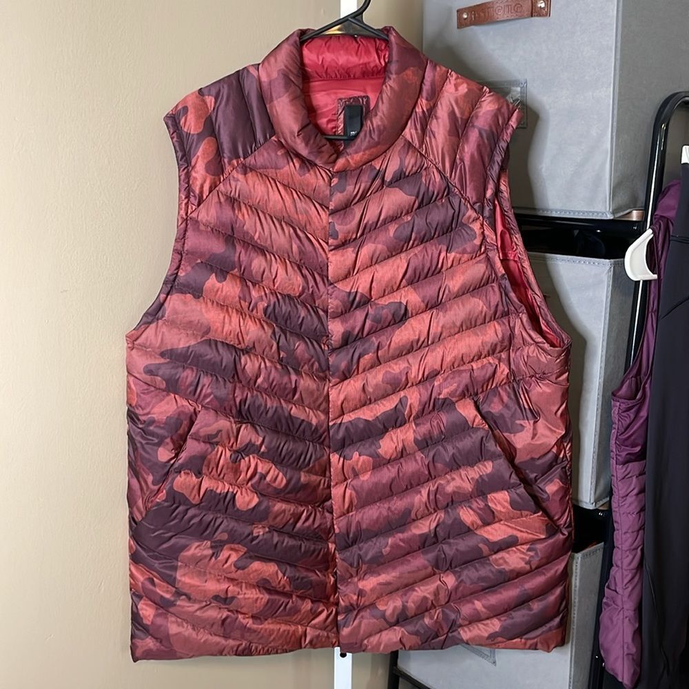 Men’s Lululemon Snap Down Vest Sz XXL Smokescreen Camo Terracotta Goose Down M81